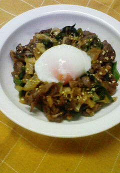 ネギ（葱）と牛肉の韓国風甘辛炒め　温泉卵のせ